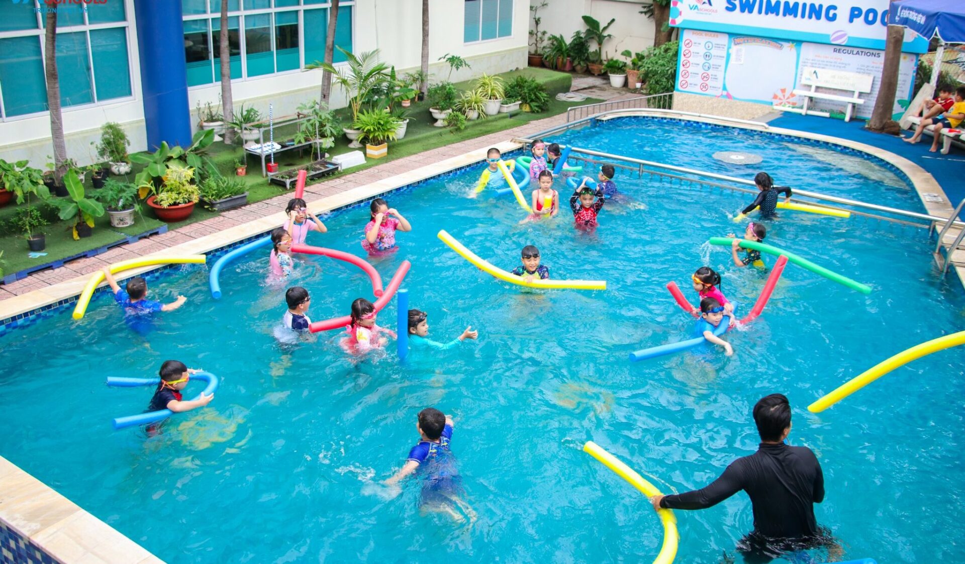 học sinh học bơi trong chương trình hè tại VA Schools
