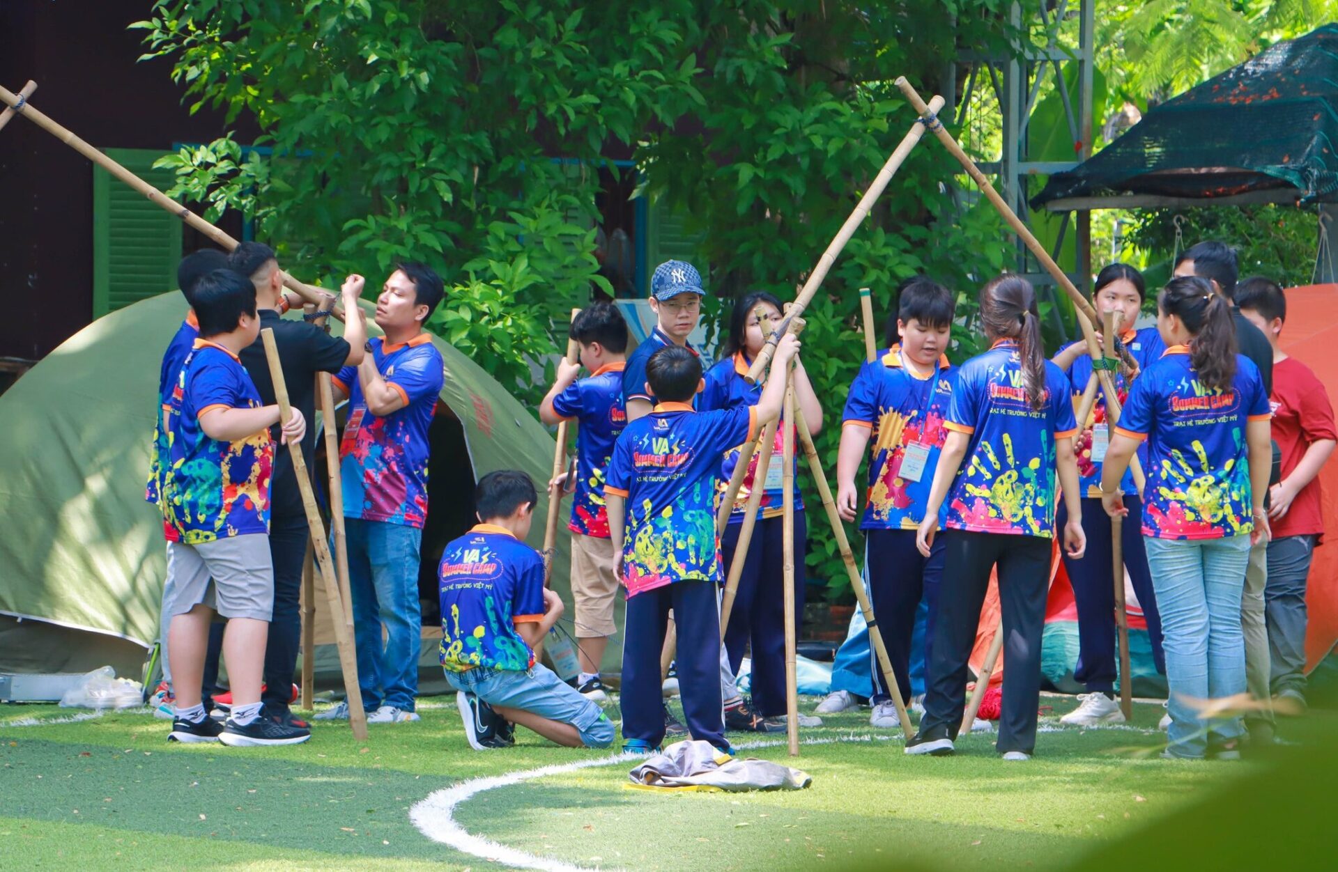 học sinh khối phổ thông dã ngoại trong chương trình hè tại VA Schools