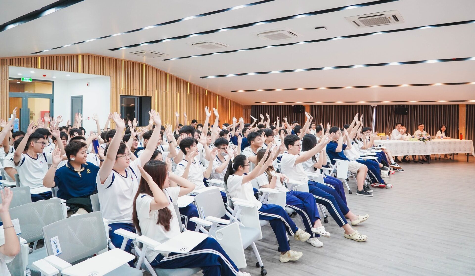 học sinh VA tham gia phát biểu hoạt động hướng nghiệp