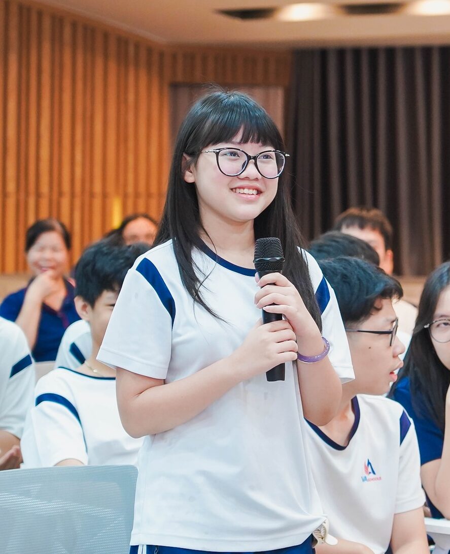 học sinh VA tham gia phát biểu hoạt động hướng nghiệp